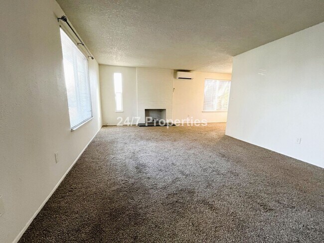 Foto del edificio - Bright & Updated 2 BD | 1 BA home - SE Portland