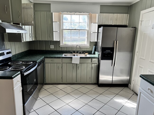 Building Photo - 446 Capri Dr