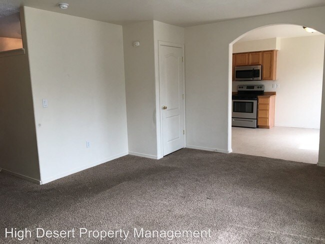 Foto del edificio - 1934-1936 NW Larch Spur Ct