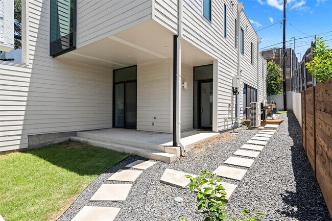 Building Photo - 2411 Euclid Ave