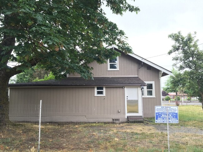 Foto del edificio - 3 Bdrm, 1 Bath Plus Bonus Room! Heart of Yelm! Fully Fenced Yard!