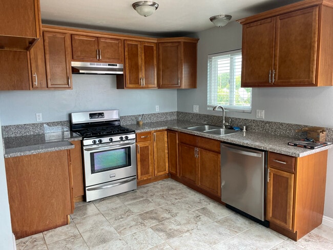 Foto del edificio - 5843 Myrtle Ave