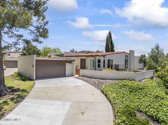 Building Photo - 4 bed, 2 1/2 bath home in the Racquet Club...