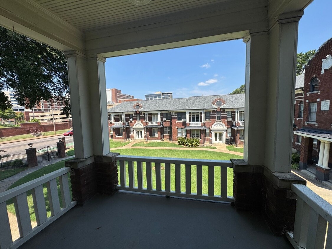 Primary Photo - Large 2 Bedroom Apartment in Midtown!
