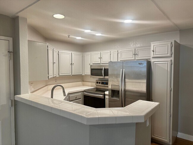 Foto del edificio - Oak Park updated 1 Bedroom with mountain views
