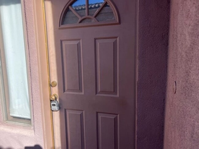 Building Photo - 2BR home, Gated, with pool/spa/clubhouse B...