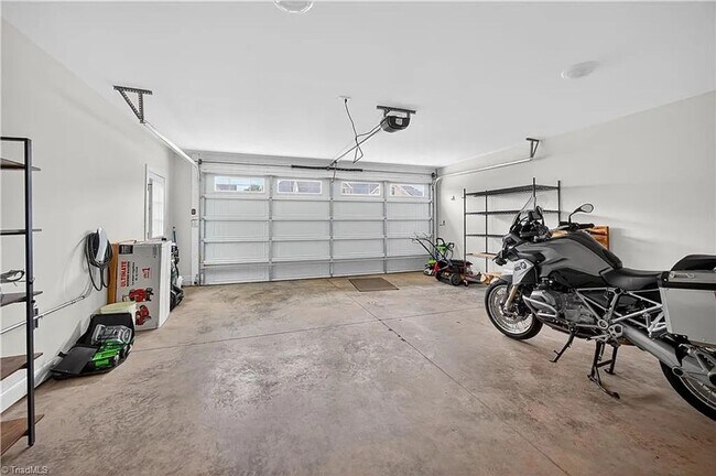 Building Photo - READY TO MOVE IN!