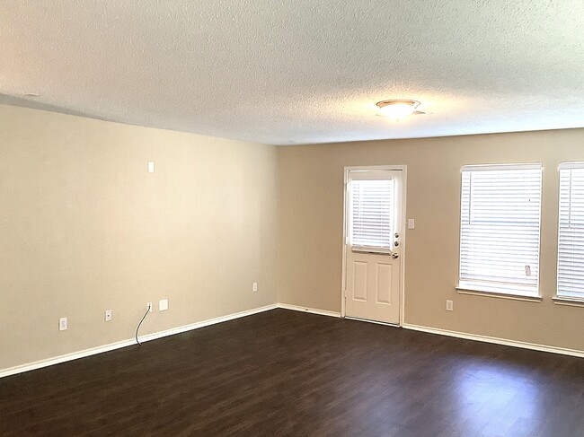 Building Photo - 115 Clover Leaf Ln