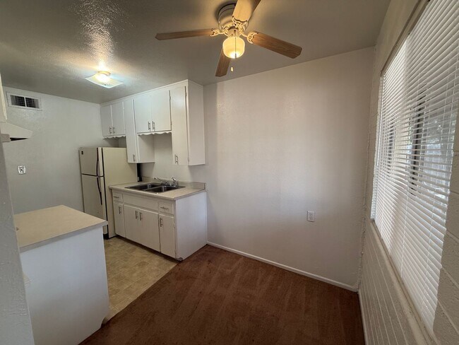 Foto del edificio - Reduced!! One bedroom in Rimrock contact Property Pros Property Management
