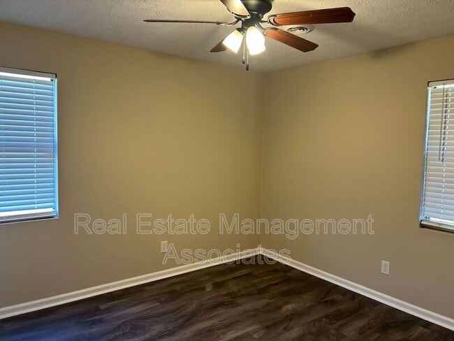 Building Photo - 1045 Vineyard Rd