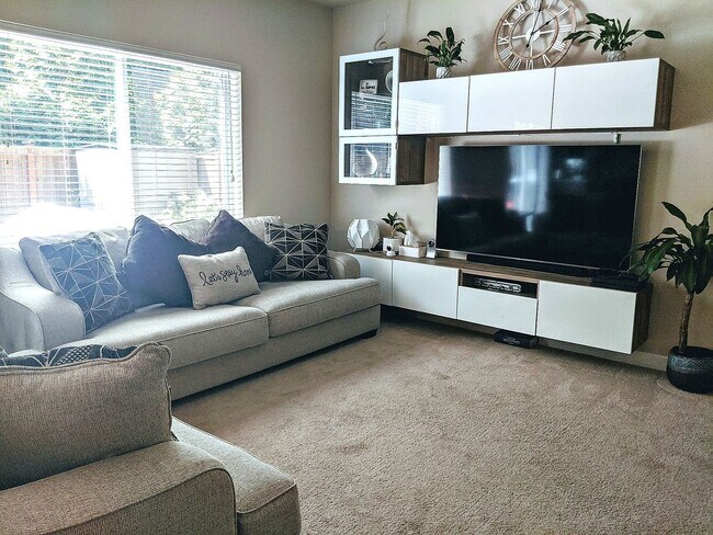 Foto del edificio - Stunning three bedroom in CK school district with fully fenced yard, corner lot, AC and more!
