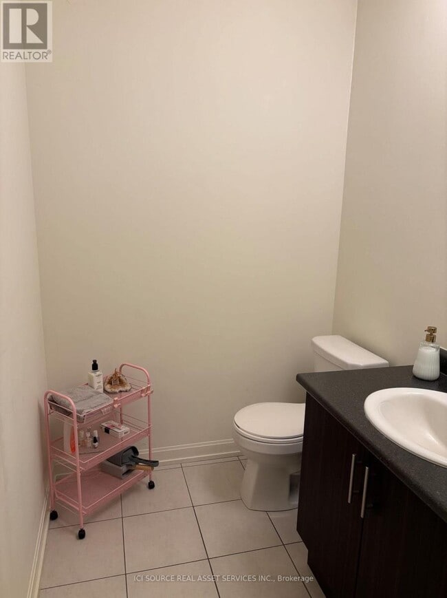 Building Photo - 487 Queen St