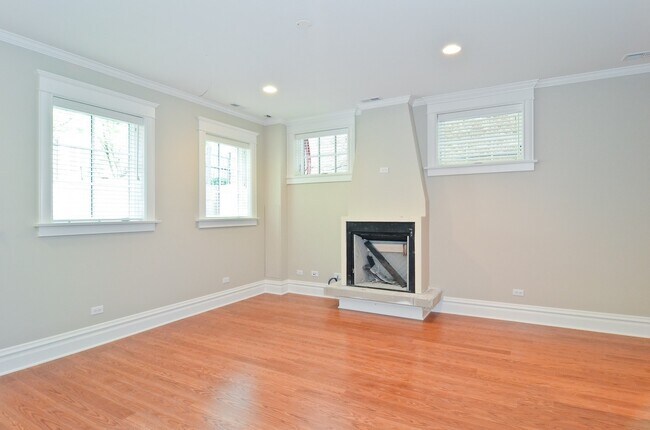 Building Photo - 2738 N Greenview Ave