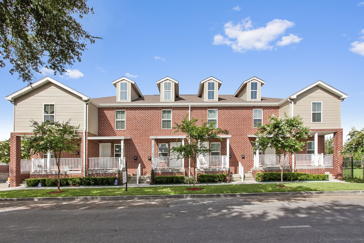 Primary Photo - 2810 Jackson Ave