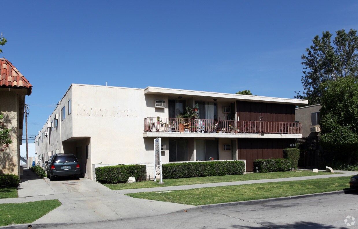 Vassar House Apartments in Canoga Park, CA