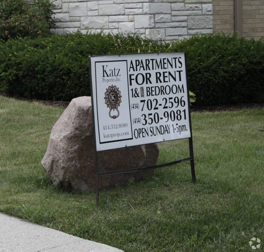 Building Photo - 5009-5017 S Lake Dr 12 unit