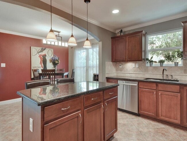 Foto del edificio - 610 W N Loop Blvd