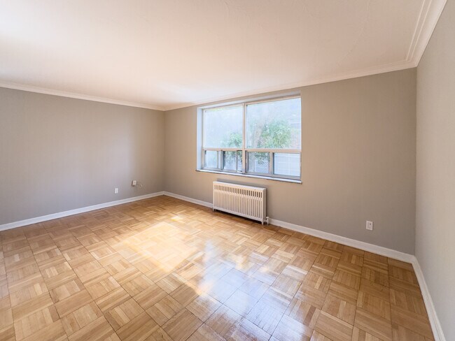 Photo du bâtiment - 1675 Eglinton Avenue West