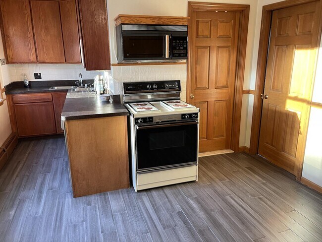 Building Photo - 16 Everett St