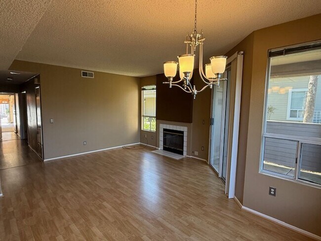 Foto del edificio - 2-Bedroom, 2-Bathroom Ground Level Condo in Hercules