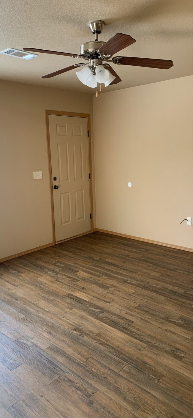 Building Photo - 2783 Oakview Rd