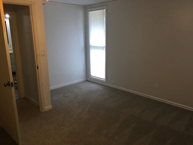Foto del edificio - Beautifully updated, spacious