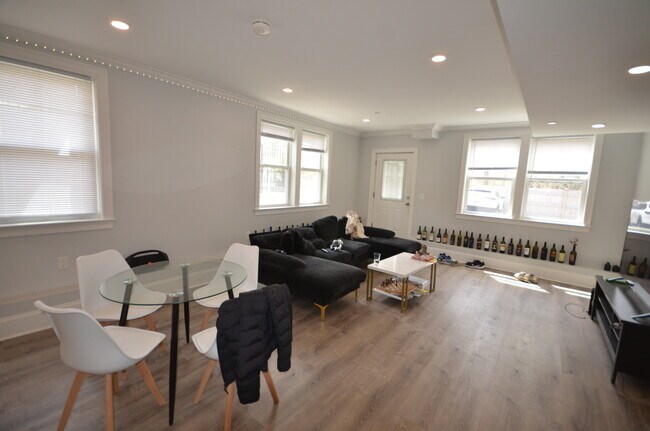 Building Photo - 106 Kenrick St