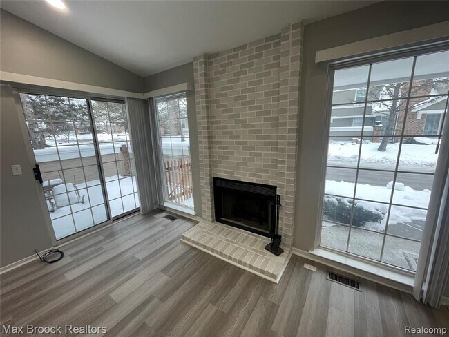 Foto del edificio - 6600 Bellows Ct