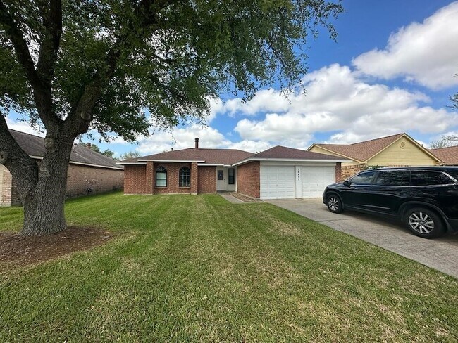 Building Photo - 10921 Pecan Dr