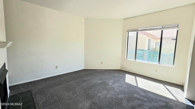 Foto del edificio - 3690 N Country Club Rd