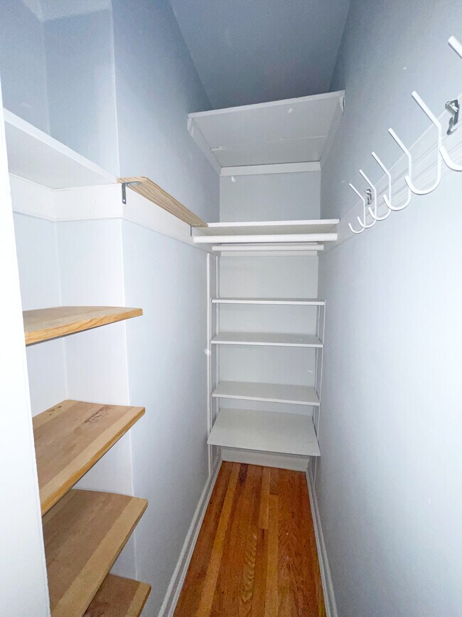 Armario delantero - 4029 Benton St NW