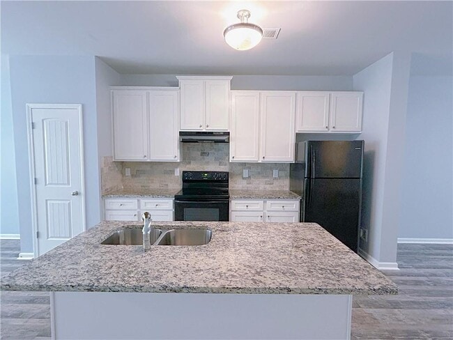 Building Photo - 1892 Old Dogwood