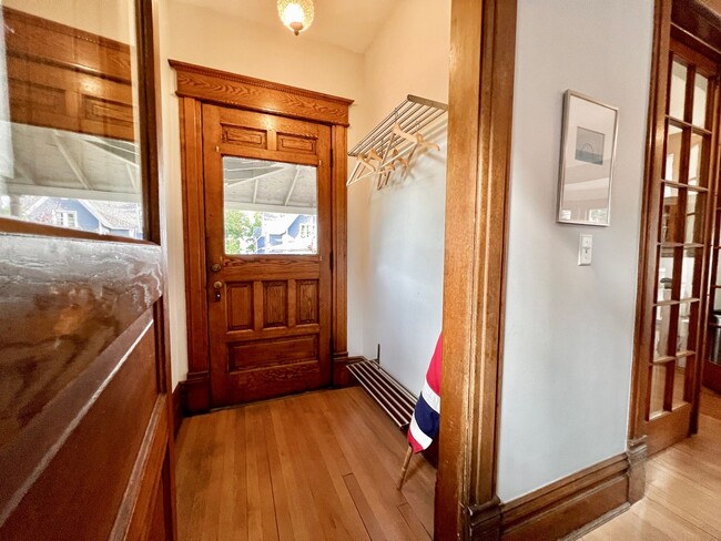 Building Photo - Victorian Gem in the Heart of Downtown – F...