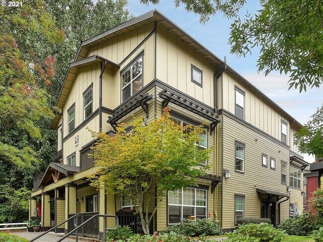 Foto del edificio - Sherwood Corner 3 Bed 2.5 Bath Townhome on top floor~  Reserved Parking and Washer & Dryer and Co...