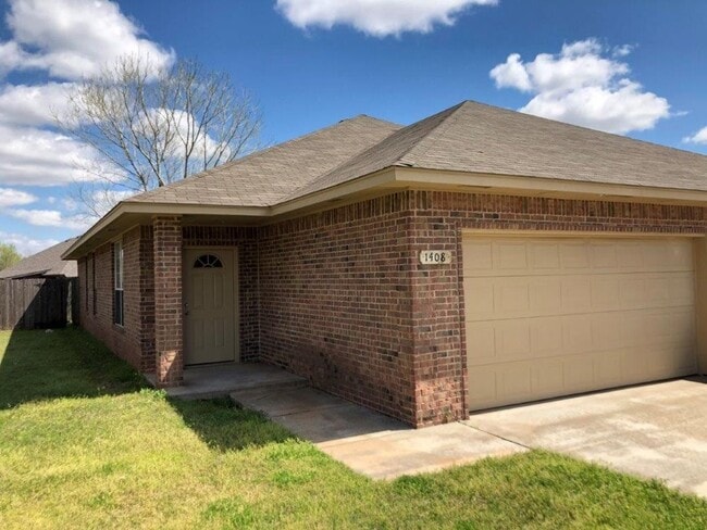 $200 off your move in by Oct 15th! Located... - $200 off your move in by Oct 15th! Located... House
