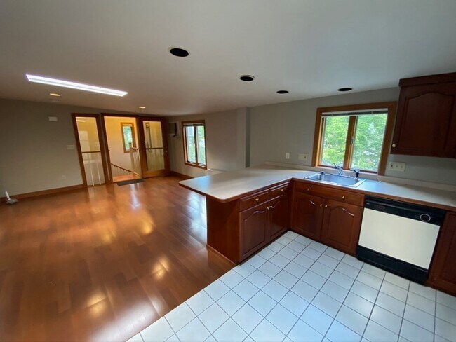 Foto del edificio - 576 Marrett Rd