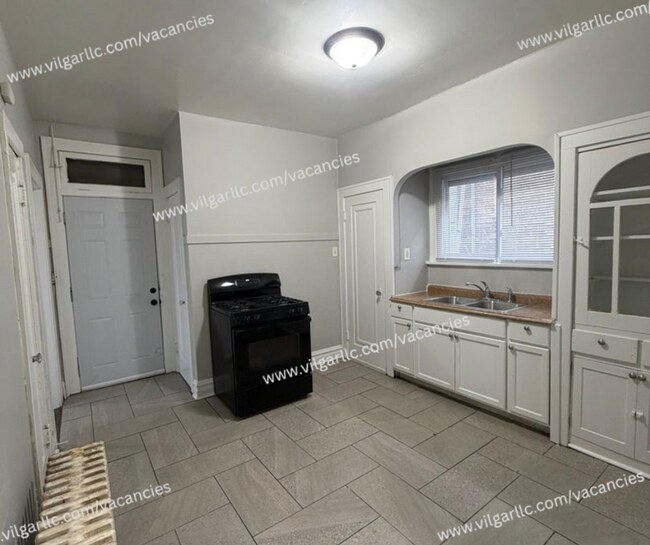 Foto del edificio - 3 Large Bedrooms • 1 Full Bathroom. A clean, spacious home ready for immediate move-in.