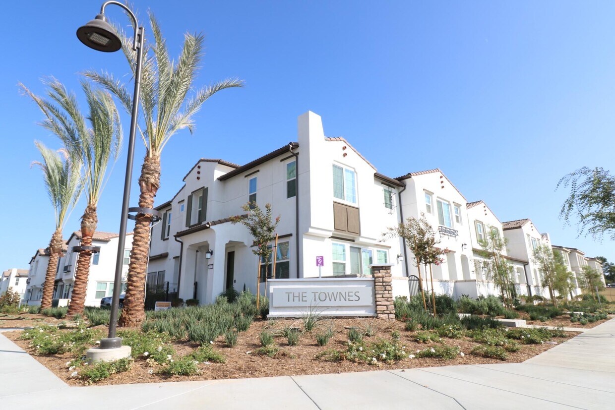 Foto principal - 30436 Town Square Dr