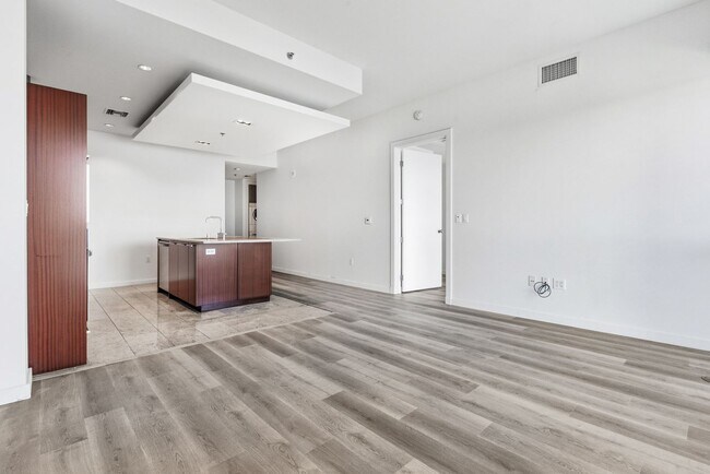 Building Photo - Martin 1905-Stunning Strip Views from this 2Bd Residence