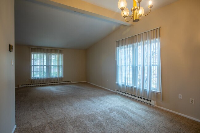 Building Photo - Stunning 3 BR/2 BA Single-Family Home in B...