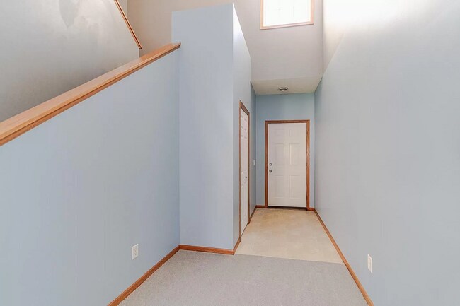 Building Photo - 8030 Stratford Cir S