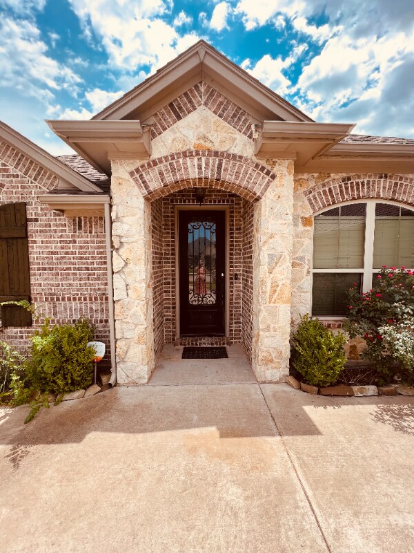 Primary Photo - 310 Oar Wood Dr