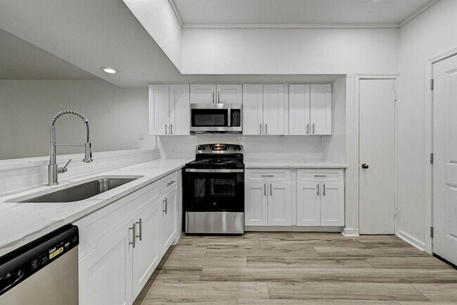 Building Photo - 2022 Lakewood Ct