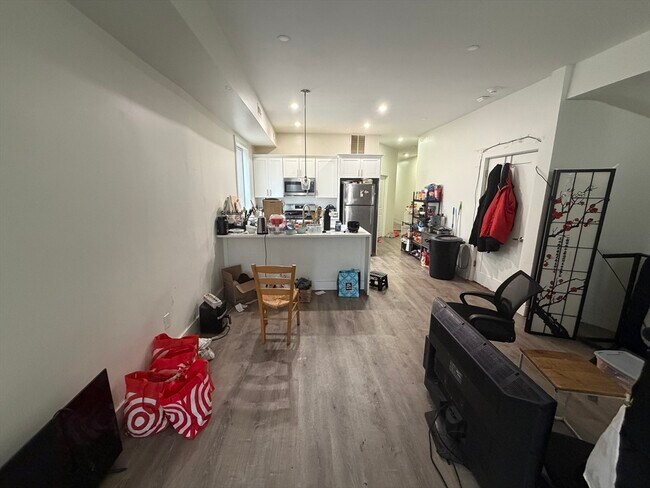 Foto del edificio - 301-305-305 Dudley St