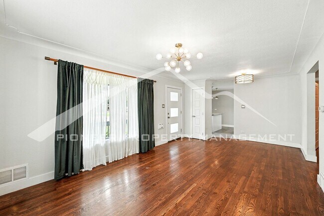 Foto del edificio - Spacious Home with Central AC and Fenced Yard