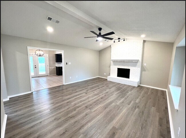 Building Photo - Beautiful Remodeled 3 Bedroom, 2 Bath Home...
