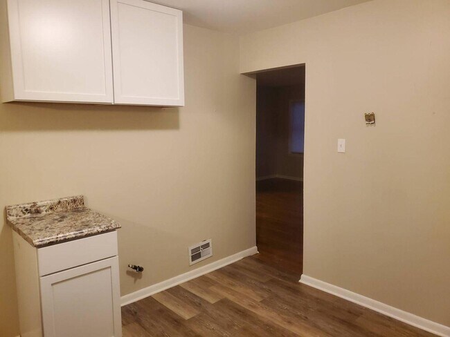 Foto del edificio - 8131 W Villard Ave