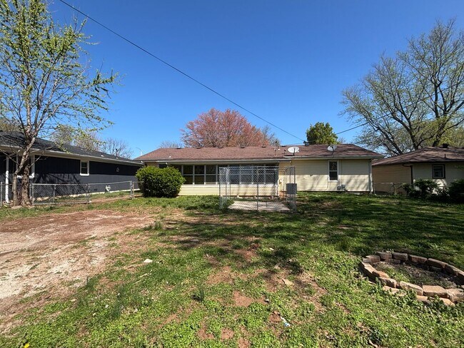 Building Photo - Spacious 3 bedroom 2 full bathrooms with a...