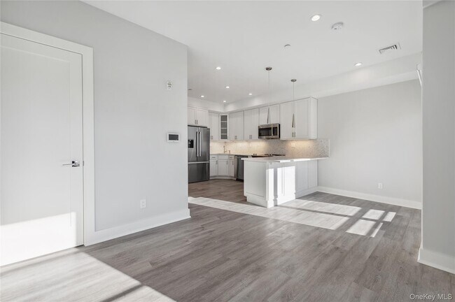 Foto del edificio - 355 Phillips Park Rd