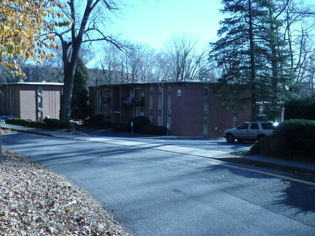 Building Photo - 302 River Rd